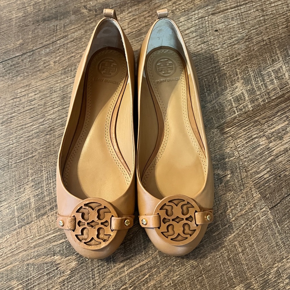 Tory Burch tan flats GUC Size 5
